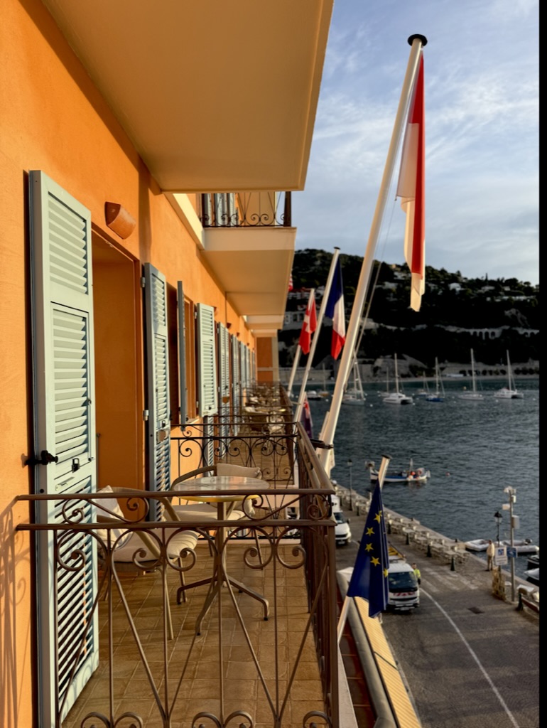 Morgonsol lyser på balkongerna på hotel Welcome i Villefranche-sur-Mer