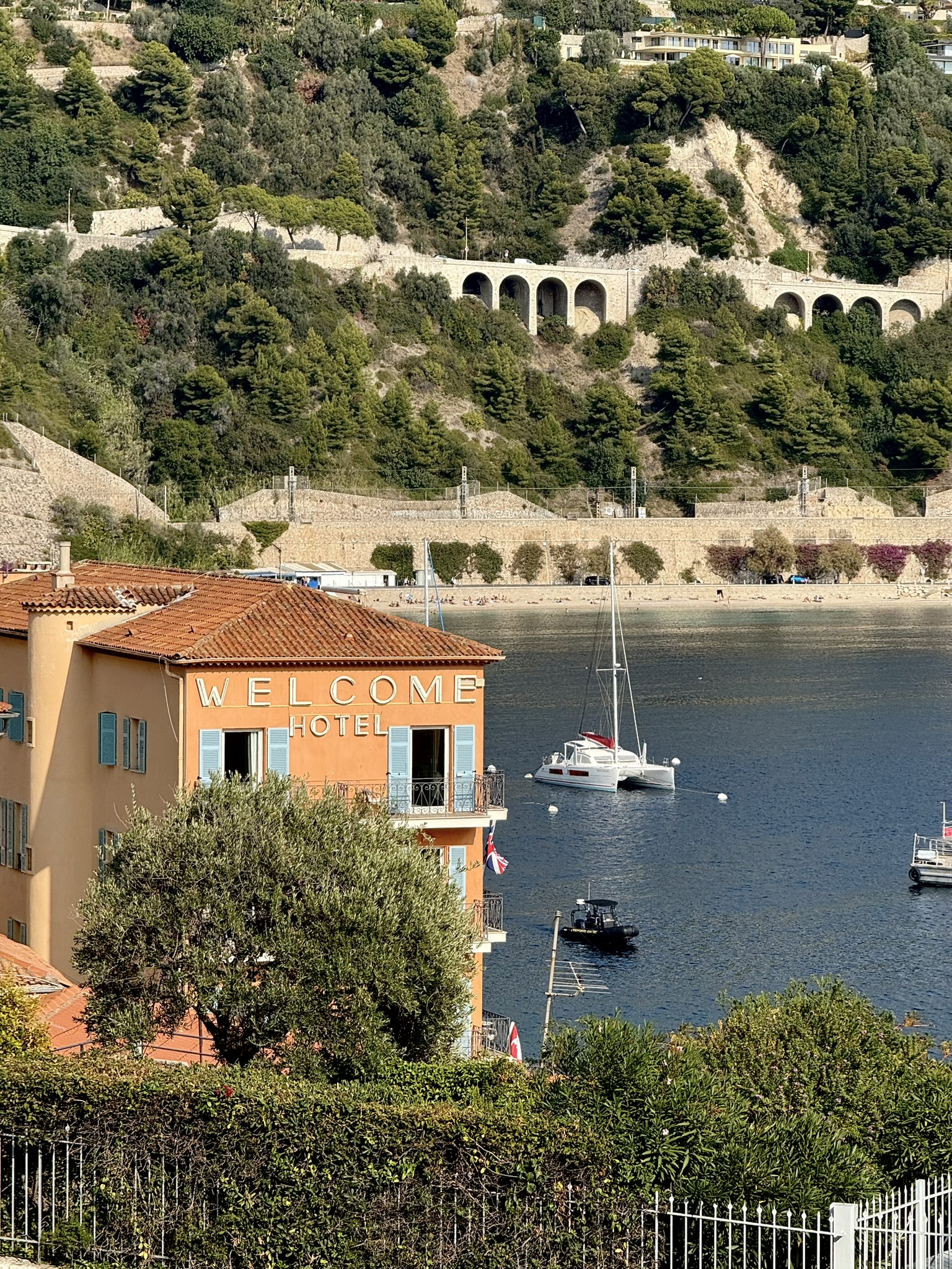 Utsikt över vattnet, berg och Welcome hotel i Villefranche-sur-Mer