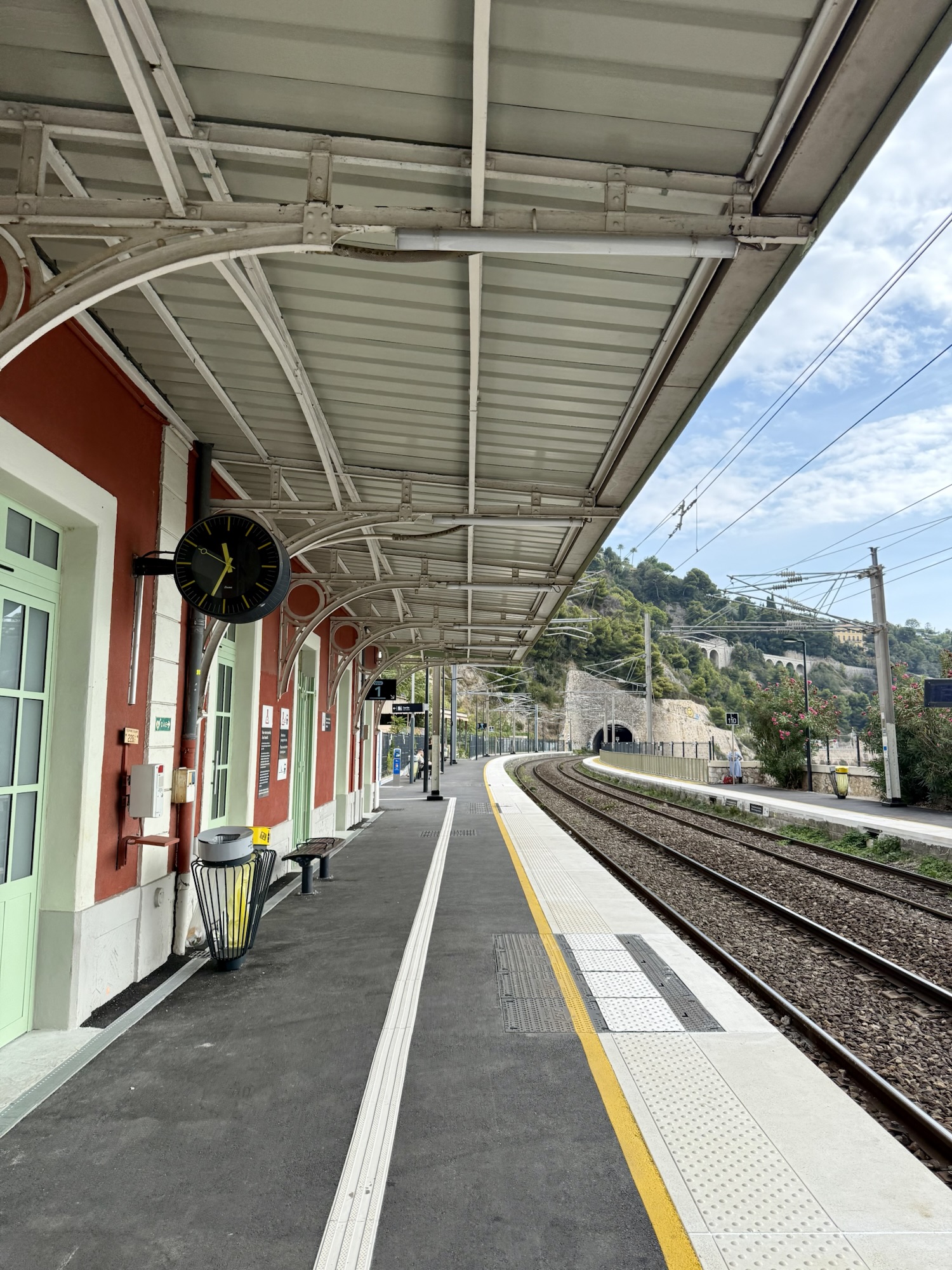 Perrongen och tågspår på stationen i Villefranche-sur-Mer