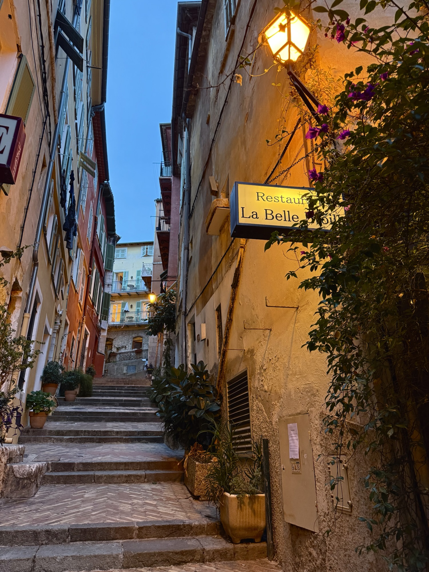 Smal trappgränd på franska rivieran